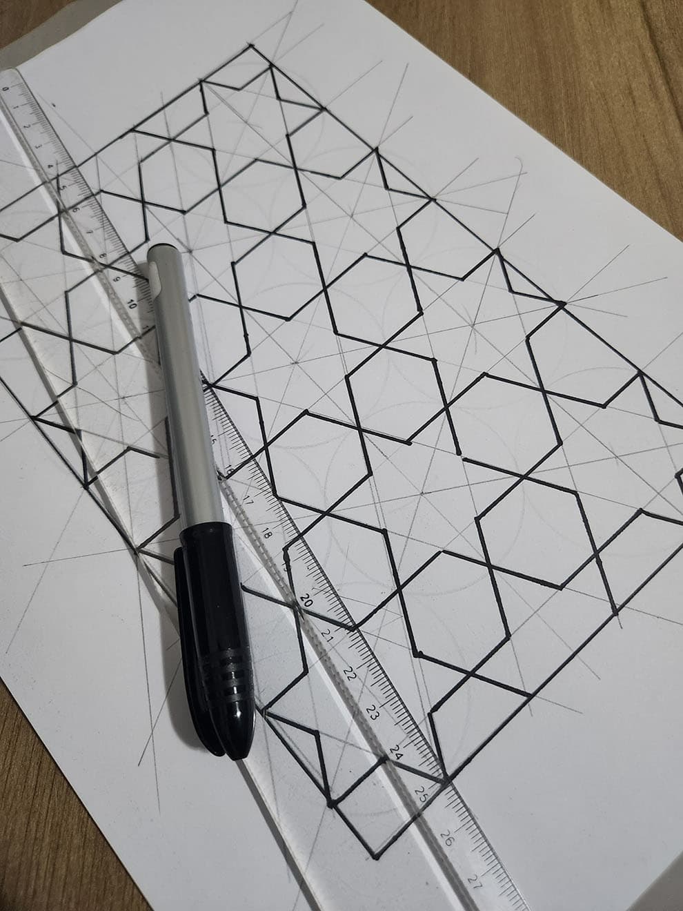 Composição artística construída com módulos geométricos coloridos