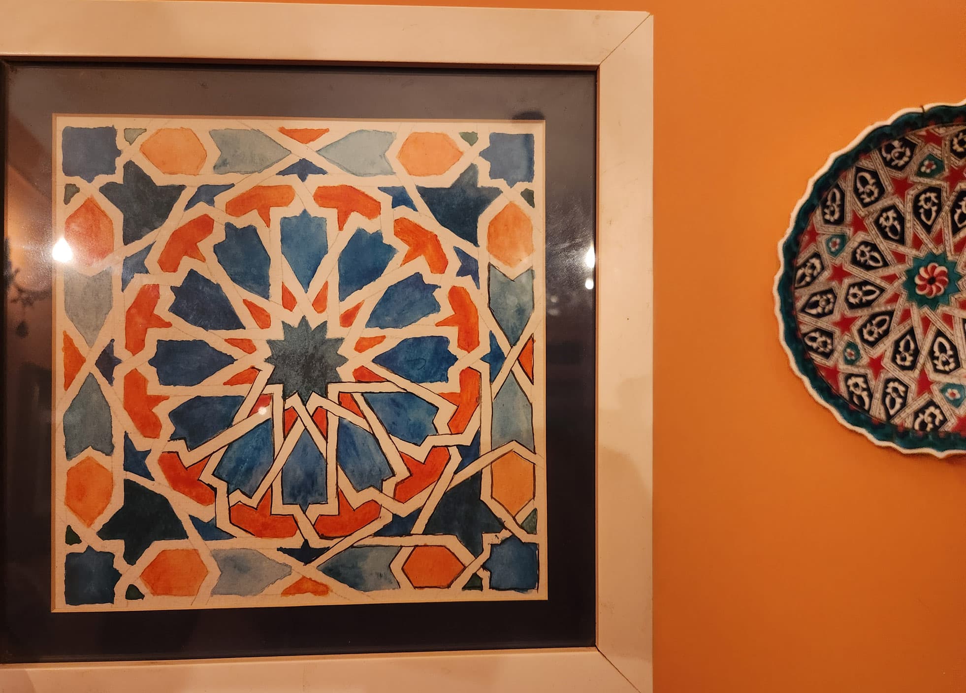 Composição de arte geométrica instalada em uma exposição